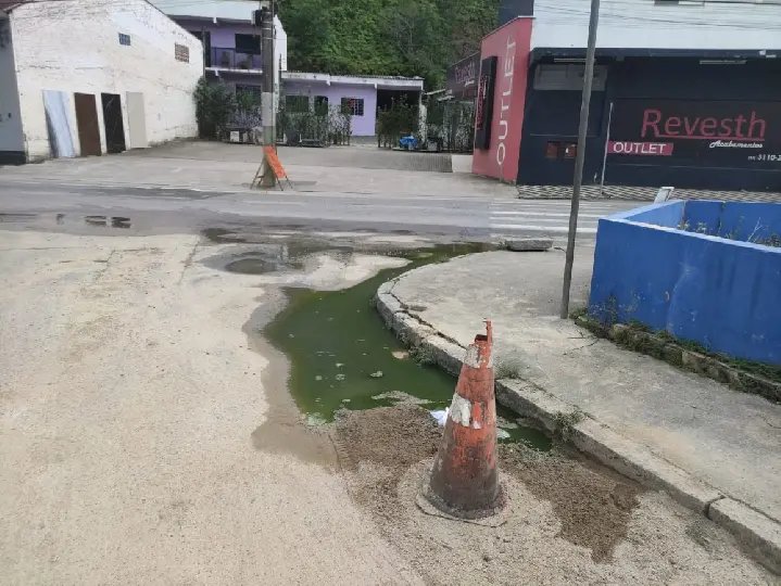 (VIDEO) Esgoto a céu aberto e mau cheiro preocupa moradores