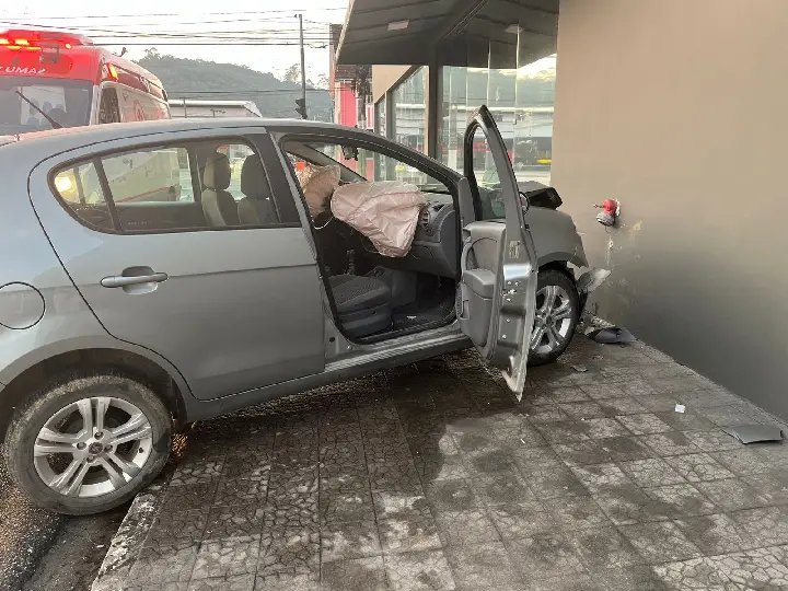 (VÍDEO) Carro bate contra parede de prédio no Centro