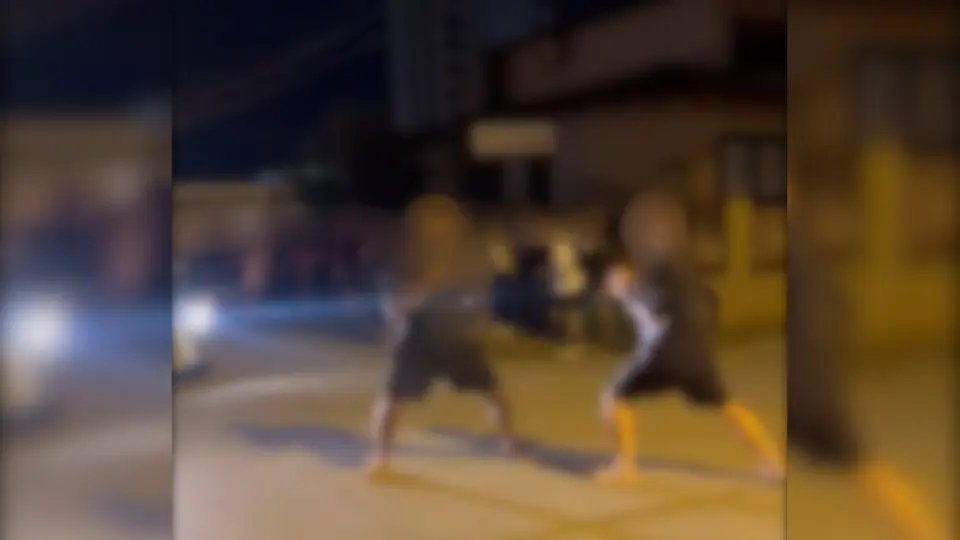 (VÍDEO) Adolescentes param trânsito para brigar na rua