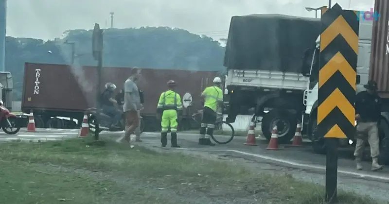 Ciclista é atropelado por carreta em viaduto de acesso entre Itajaí e Brusque