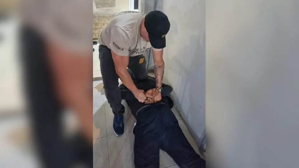 Preso homem que estuprou jovens em trilha, na Brava