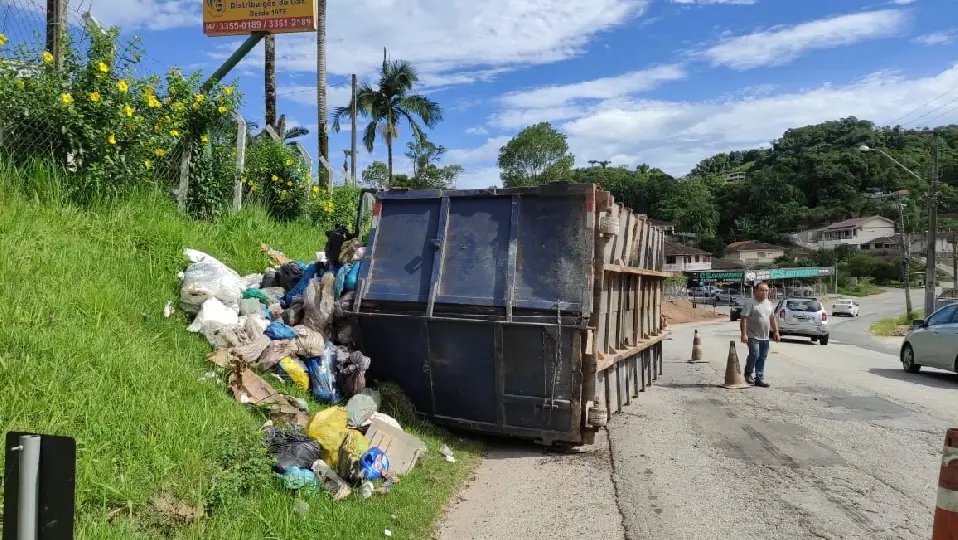 (VIDEO) Caçamba de caminhão tomba e quase causa acidente 