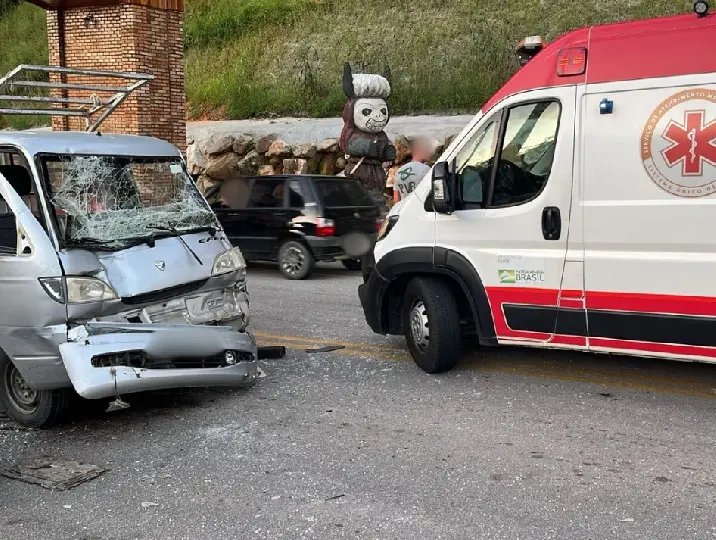 Motorista fica preso às ferragens após acidente no São Pedro 