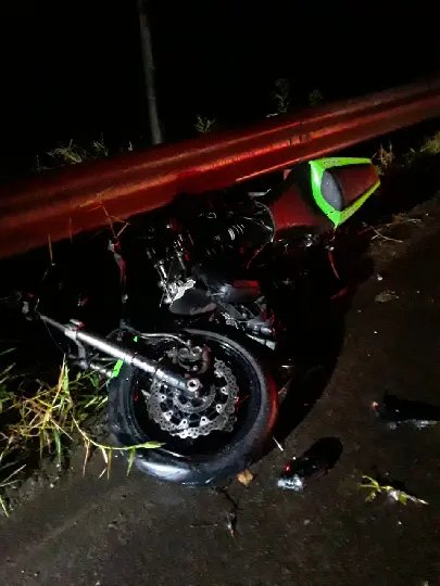 Motociclista entra na contramão e colide contra carro