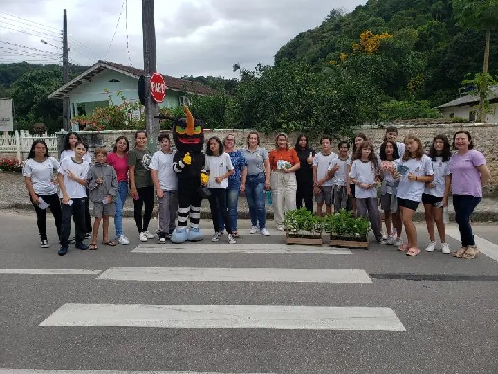 Alunos da Dr. Carlos Moritz realizam campanha de conscientização sobre a dengue