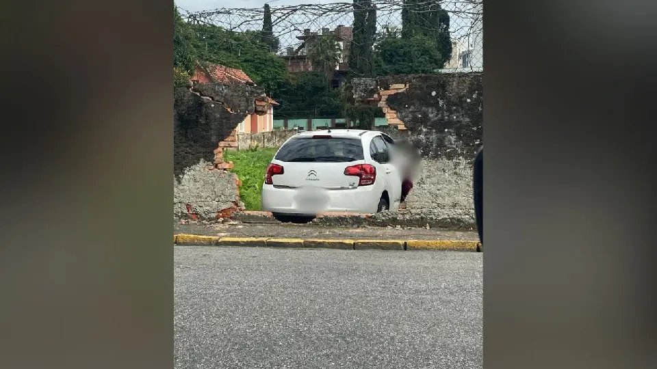 Carro colide contra muro no Centro de Brusque 