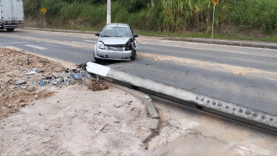 Motorista perde controle de carro, bate e derruba poste em Guabiruba 