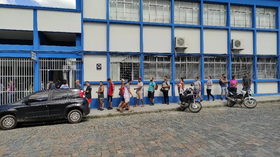 Trabalhadores fazem fila por não aceitar contribuição aprovada em assembleia 
