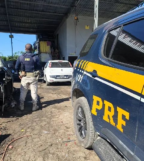 Carro furtado no oeste é recuperado em ferro-velho no litoral de SC