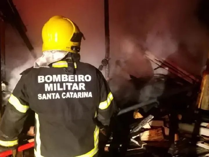 Homem morre carbonizado em incêndio em Videira