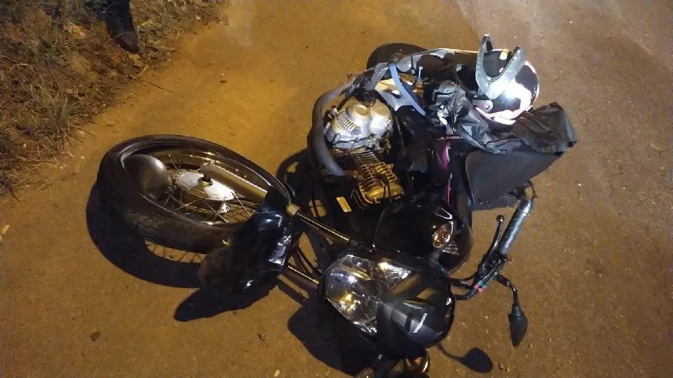 Motorista foge do local do acidente após colisão com moto