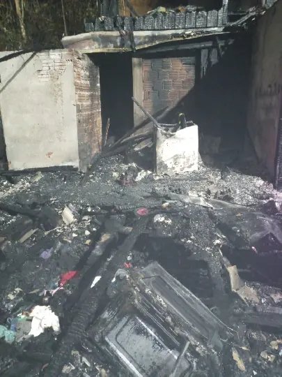 Casa de madeira pega fogo e bombeiros são acionados