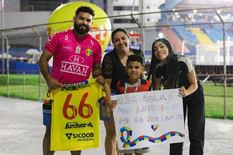 Torcedor mirim do Brusque, criança autista ganha camisa de Alex Ruan
