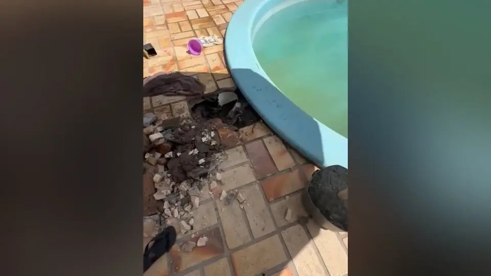 Bebê é resgatado após ficar preso em ralo externo de piscina