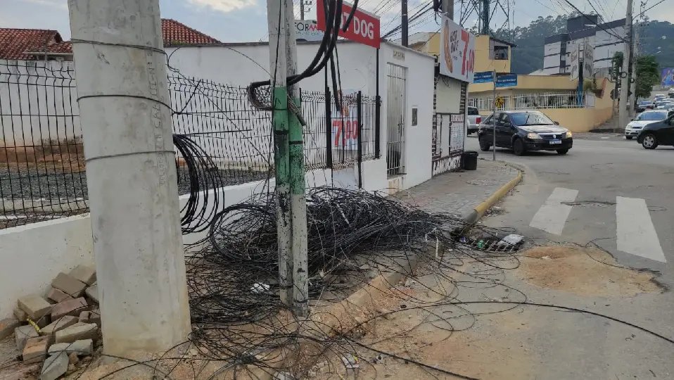 (VÍDEO) Fios amontoados estão atrapalhando calçadas 