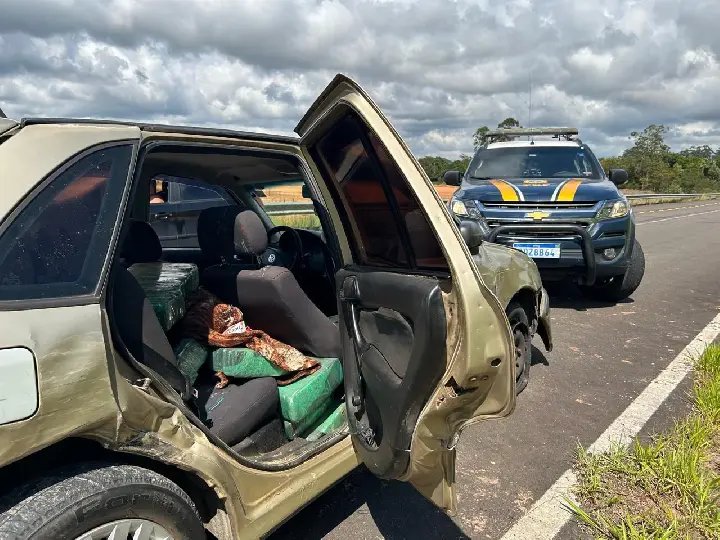 Carro capotado na rodovia tinha mais de 200 kg de maconha