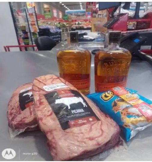 Homem é preso após tentar furtar picanha, whisky e salgadinho