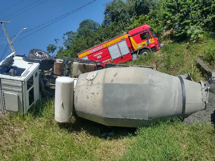 Caminhão não consegue subir morro e tomba ao lado de via 