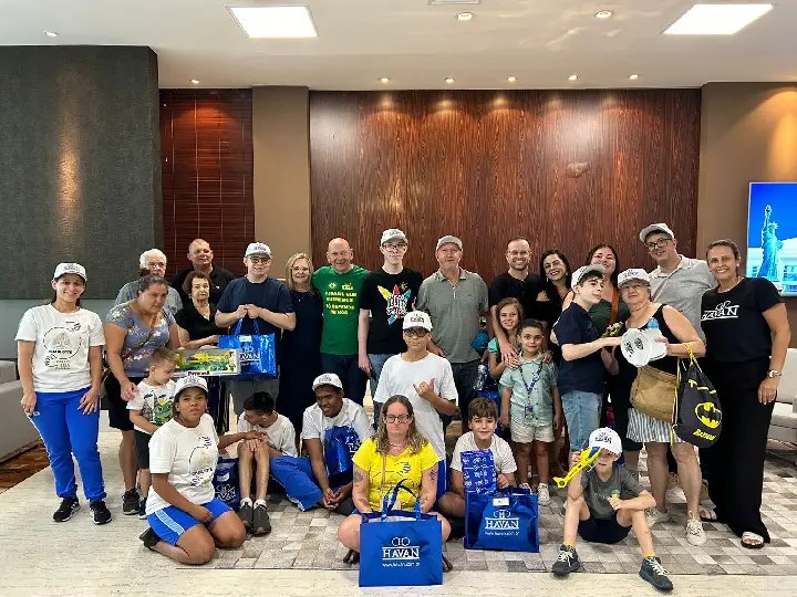 Luciano Hang realiza encontro com fãs autistas