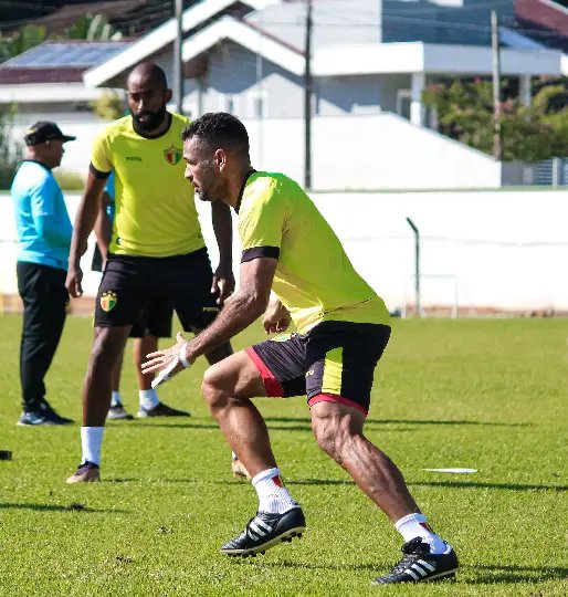 Brusque realiza treino tático no Olaria