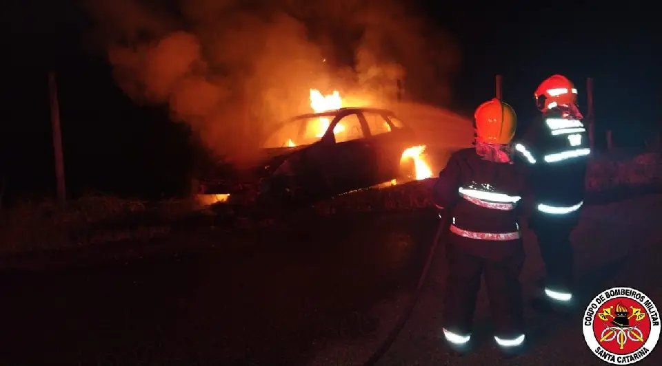 Veículo apresentou falhas e foi tomado por chamas