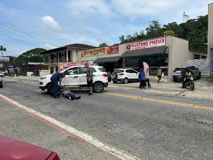 (VÍDEO) Carro e moto colidem no bairro Primeiro de Maio