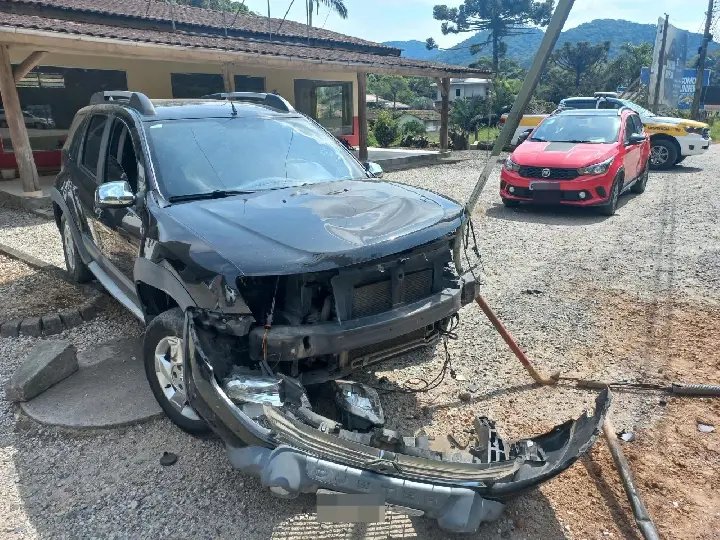 Carro colide contra outro veículo e depois atinge poste no Claraíba 