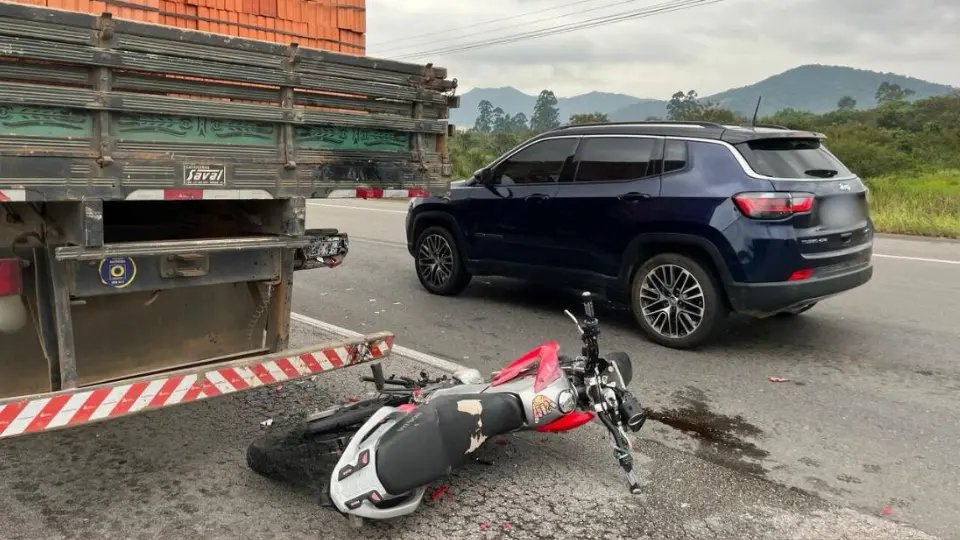 Colisão na Rodovia Antônio Heil deixa motociclista ferido