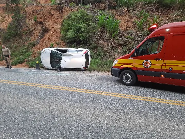 (VÍDEO) Homem fica ferido após carro capotar em Botuverá 