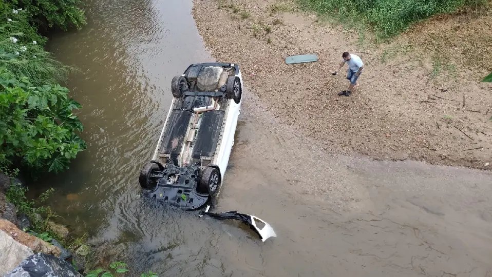 (VÍDEO) Carro despenca e cai no rio, em Brusque