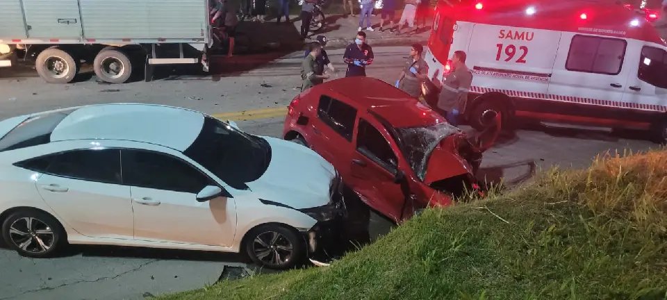 (URGENTE) Mulher bate de frente com caminhão e morre na Beira rio