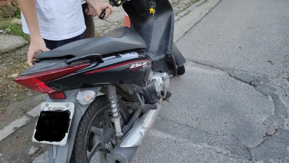 Carro e moto batem na Avenida Primeiro de Maio