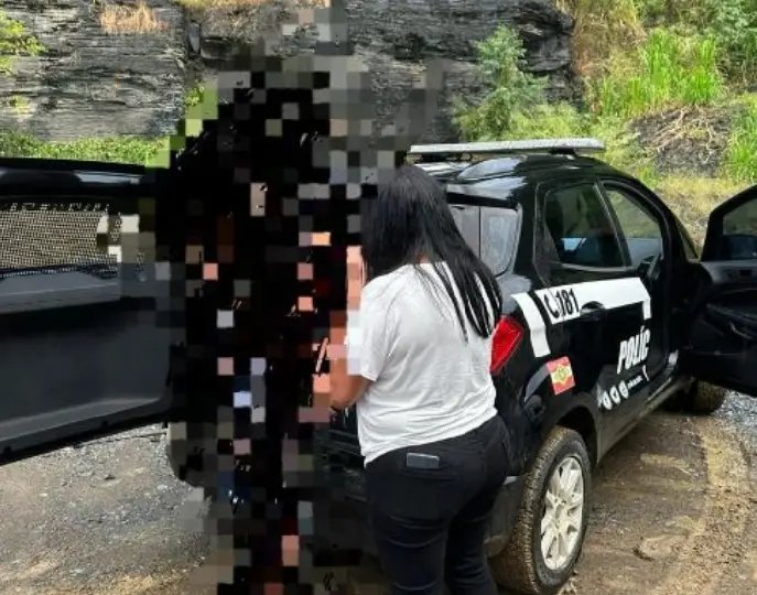 Preso suspeito de abusar de cinco meninas, incluindo sua própria filha 