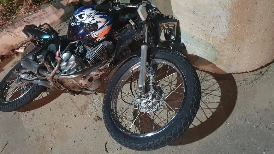Jovem fica ferido após sair de pista e colidir em tubo  em Guabiruba 