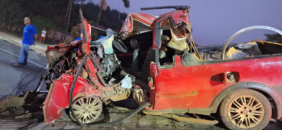 Motorista morre e carro fica irreconhecível na 470