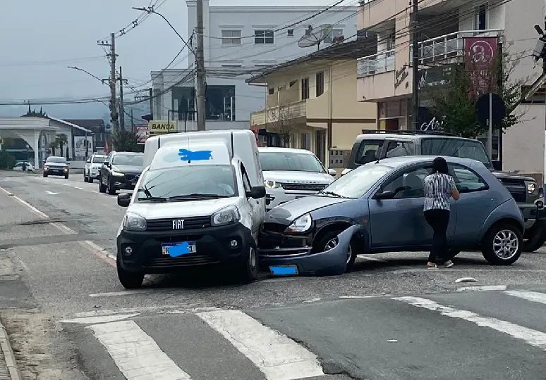 Carros colidem na principal rua do Centro de Guabiruba
