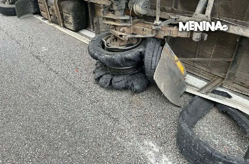 Caminhão tomba após pneu estourar na BR-101