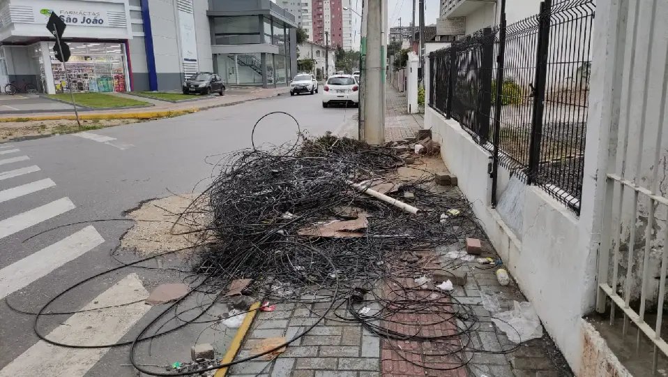 (VIDEO) Fios continuam amontoados nas calçadas em Brusque