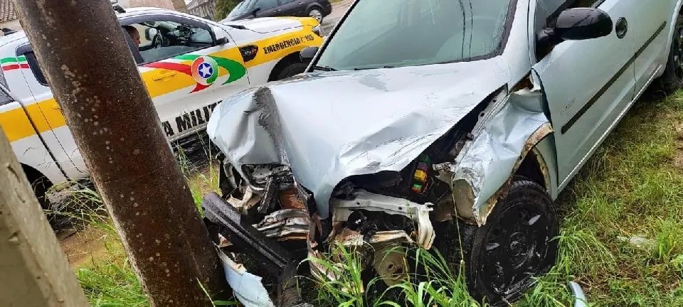 Carro colide em poste após sair da pista