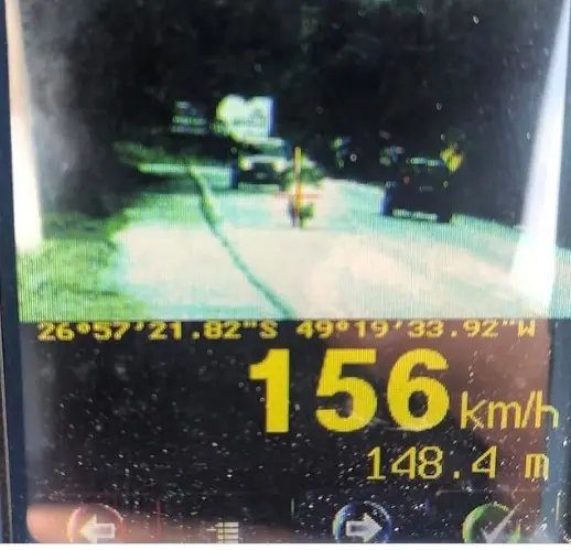 Moto é flagrada a mais de 150km/h na BR-470
