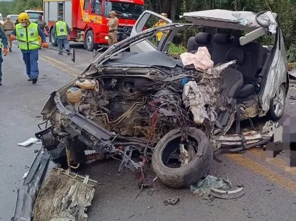 Motorista morre em colisão frontal entre carro e caminhão