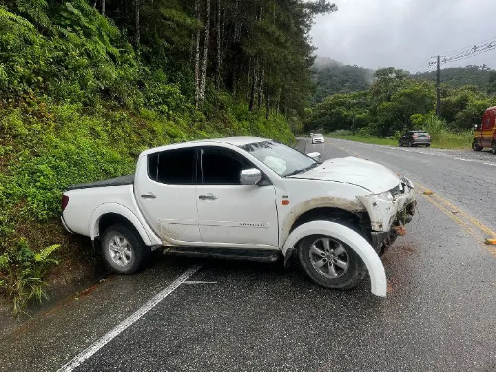 Motorista fica ferida ao colidir carro contra barranco
