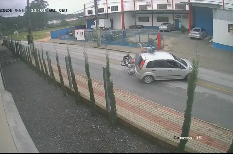 (VÍDEO) Motociclista colide contra carro no Rio Branco