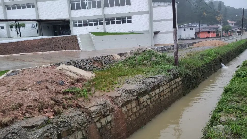 Um ano depois, ponte retirada no Centro não foi refeita