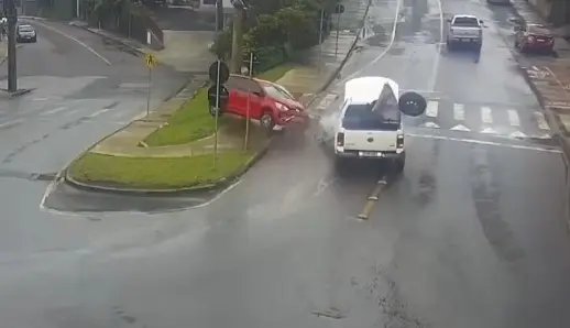 (VÍDEO) Cadeirante na direção volta a provocar acidente grave