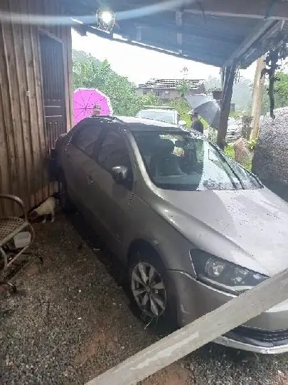Idoso perde a direção do carro e invade residência