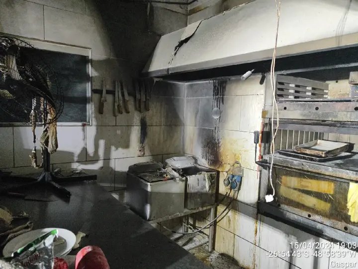 Fritadeira causa princípio de incêndio em cozinha industrial