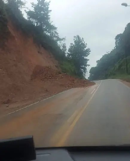 (VÍDEO) Barreira cai entre rodovia de Brusque e Botuverá 