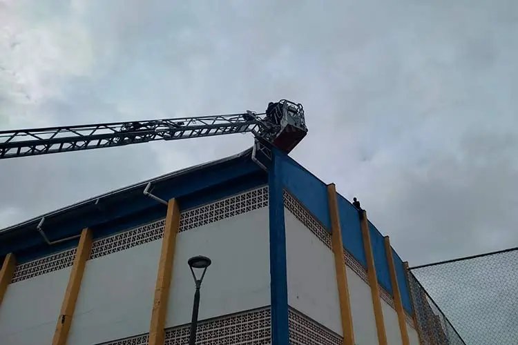 Trabalhadores são resgatados após telhado de ginásio ceder