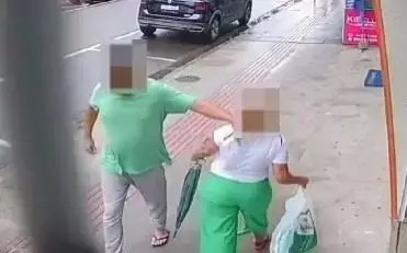 (VIDEO) Mulher é agredida com soco de homem e cai em calçada 